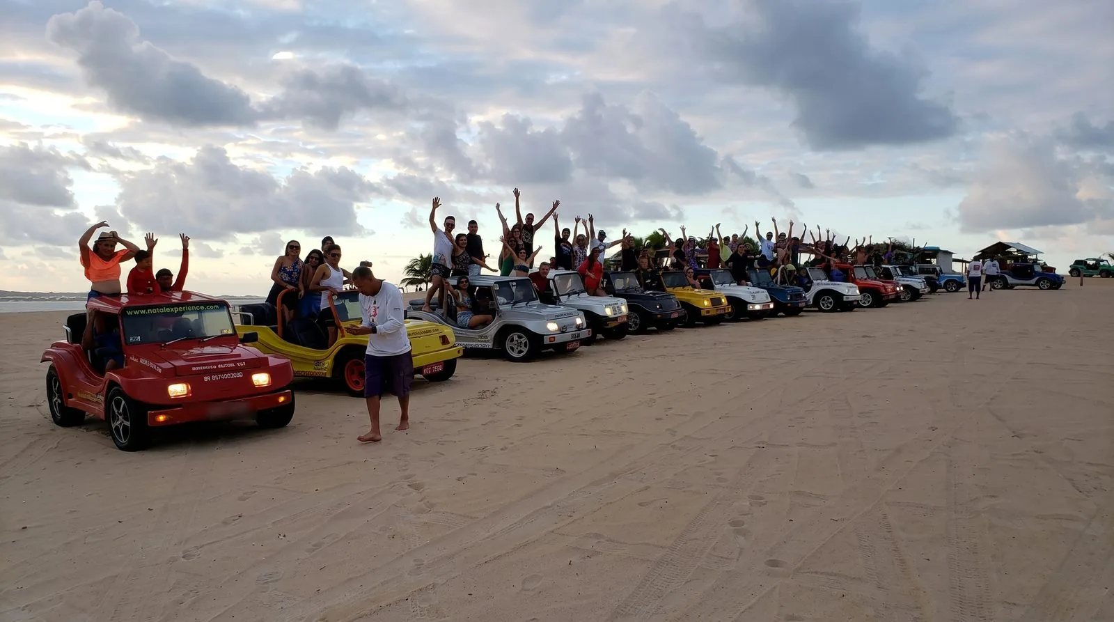 Frota de buggies ao pôr do sol - Litoral Norte