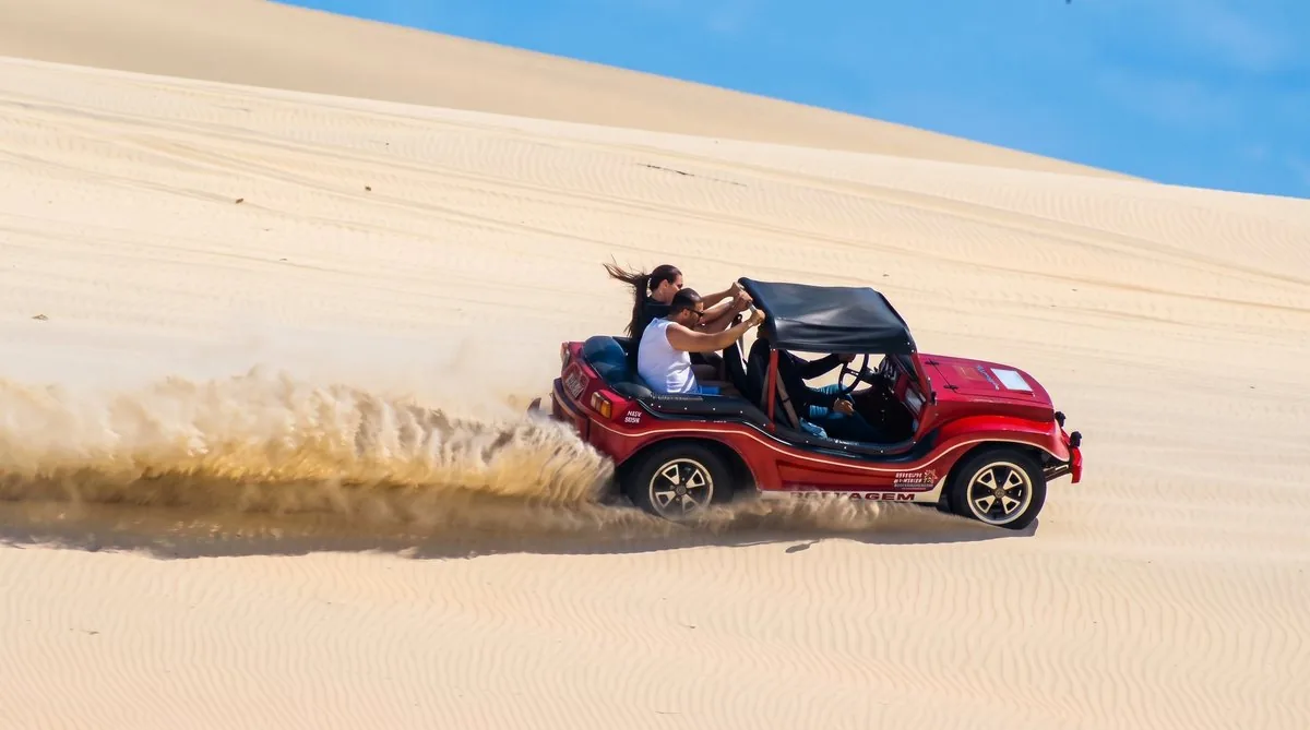 Buggy derrapando nas Dunas de Genipabú