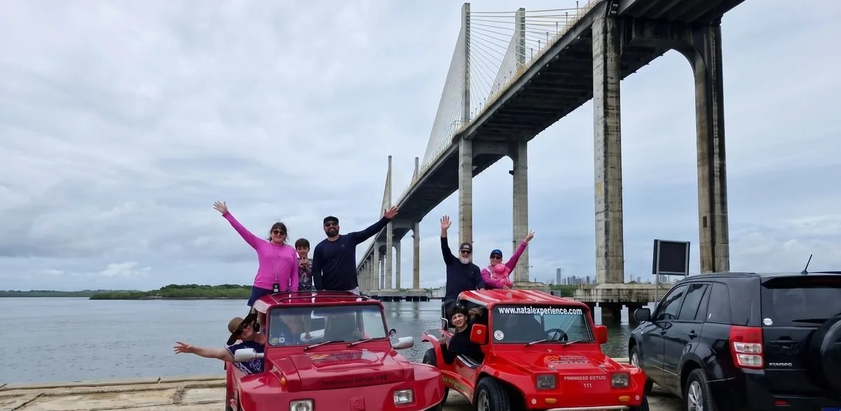 Buggies vermelhos com a Ponte Newton Navarro ao fundo - NatalExperience