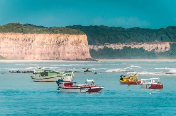 Barcos e falésias em Pipa